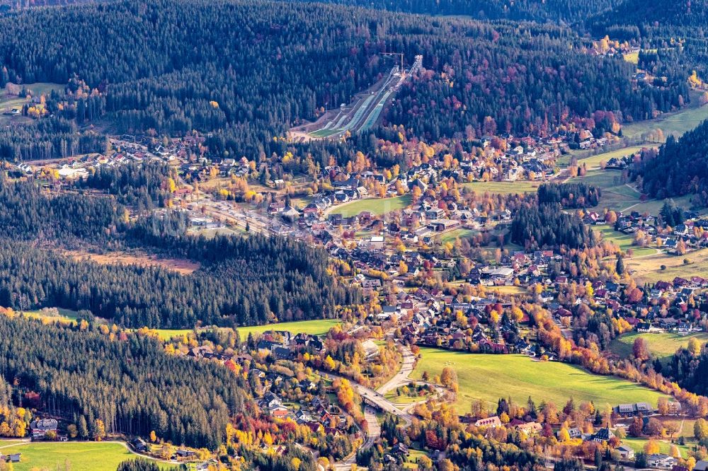 Hinterzarten von oben - Herbstluftbild Ortsansicht im Talbereich in Hinterzarten mit Skischanzen im Bundesland Baden-Württemberg, Deutschland
