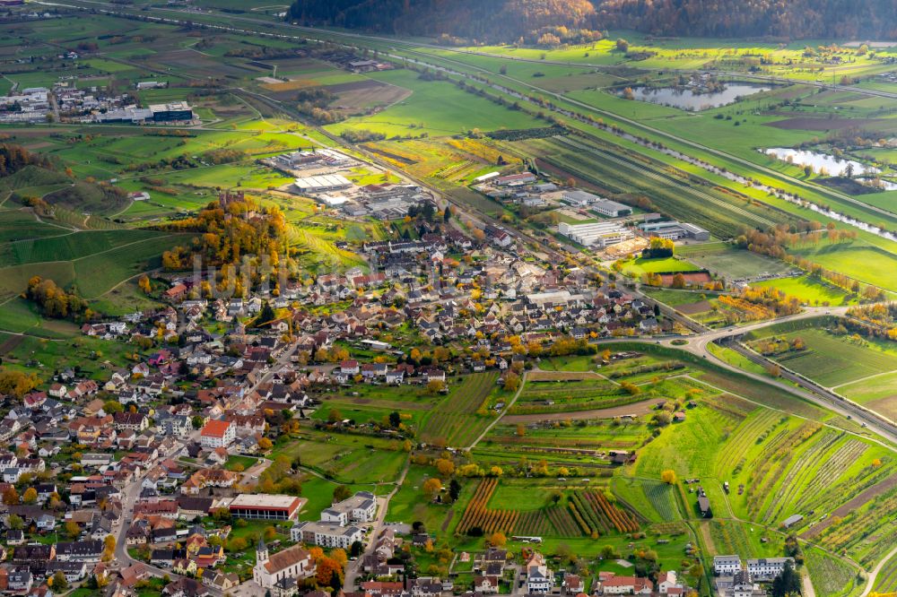Ortenberg aus der Vogelperspektive: Herbstluftbild Ortsansicht im Talbereich in Ortenberg im Bundesland Baden-Württemberg, Deutschland
