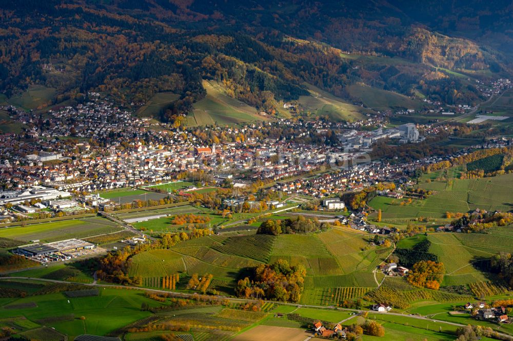 Luftaufnahme Oberkirch - Herbstluftbild Ortsansicht im Talbereich der Rench vor den Schwarzwaldhängen in Oberkirch im Bundesland Baden-Württemberg, Deutschland