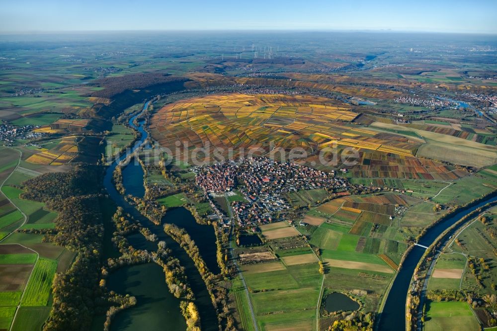 Luftaufnahme Sommerach - Herbstluftbild Ortsbereich am Weinbaugebiet in der Mainschleife in Sommerach im Bundesland Bayern, Deutschland