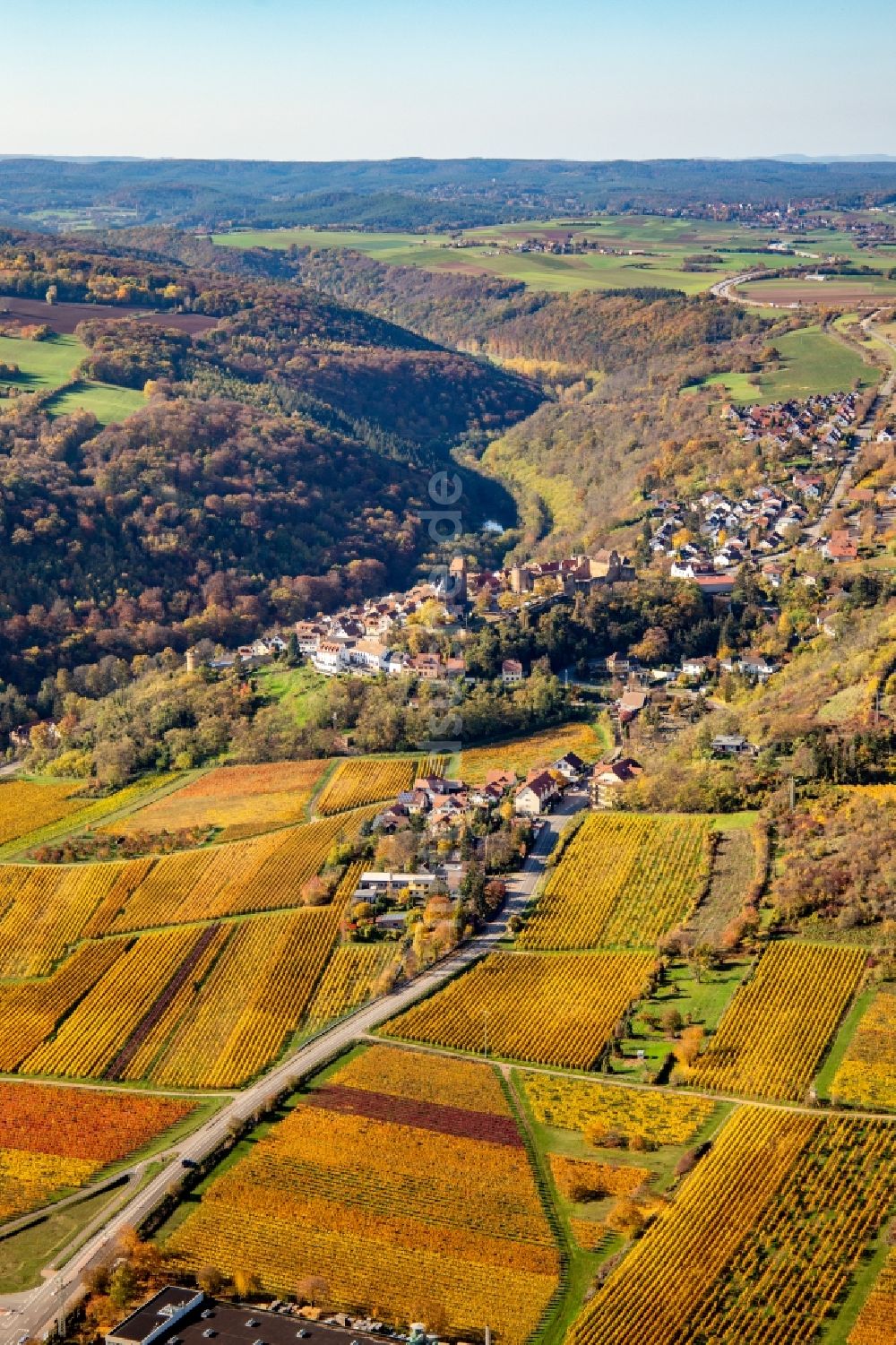 Neuleiningen aus der Vogelperspektive: Herbstluftbild Ortsbereich am Weinbaugebiet in Neuleiningen im Bundesland Rheinland-Pfalz, Deutschland