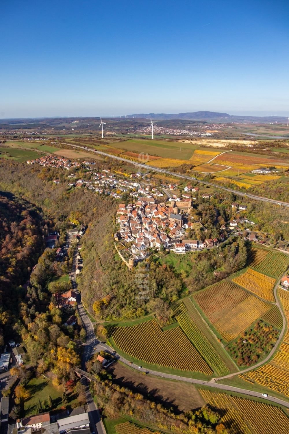 Luftbild Neuleiningen - Herbstluftbild Ortsbereich am Weinbaugebiet in Neuleiningen im Bundesland Rheinland-Pfalz, Deutschland