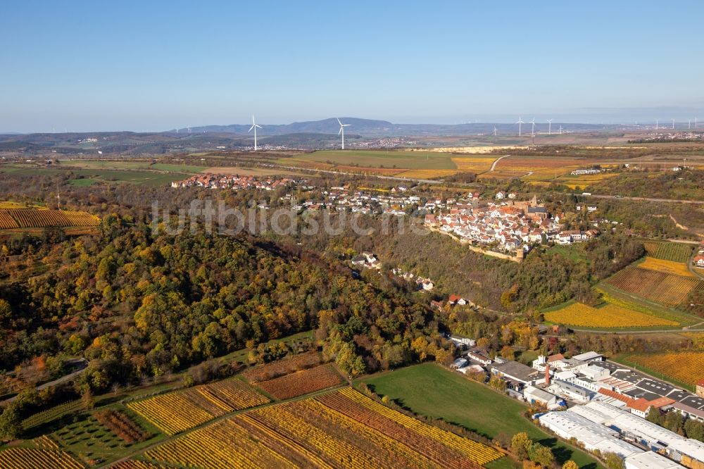 Luftaufnahme Neuleiningen - Herbstluftbild Ortsbereich am Weinbaugebiet oberhalb der Produktionshallen der Gechem GmbH & Co. KG in Neuleiningen im Bundesland Rheinland-Pfalz, Deutschland