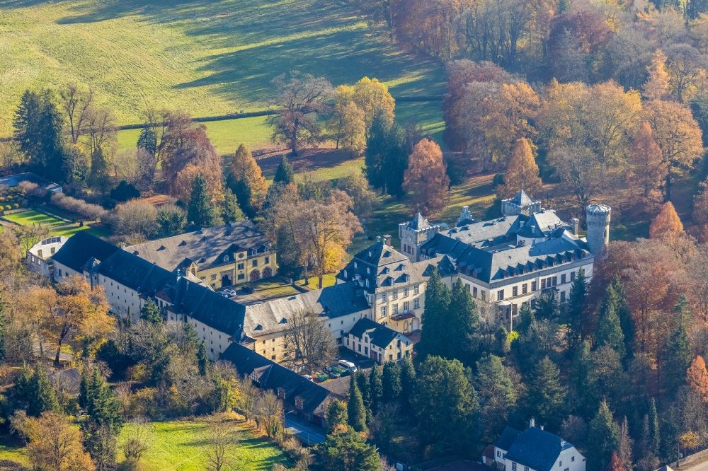 Arnsberg aus der Vogelperspektive: Herbstluftbild Palais des Schloss Herdringen in Arnsberg im Bundesland Nordrhein-Westfalen, Deutschland