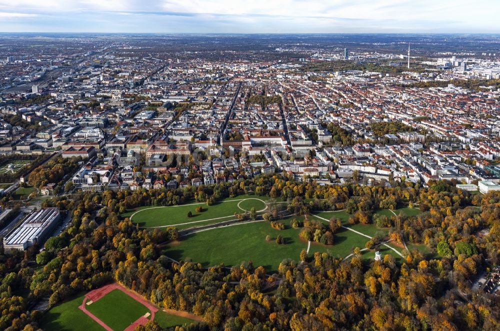 Luftaufnahme München - Herbstluftbild Parkanlage Englischer Garten mit Blick nach Westen im Ortsteil Altstadt-Lehel in München im Bundesland Bayern, Deutschland