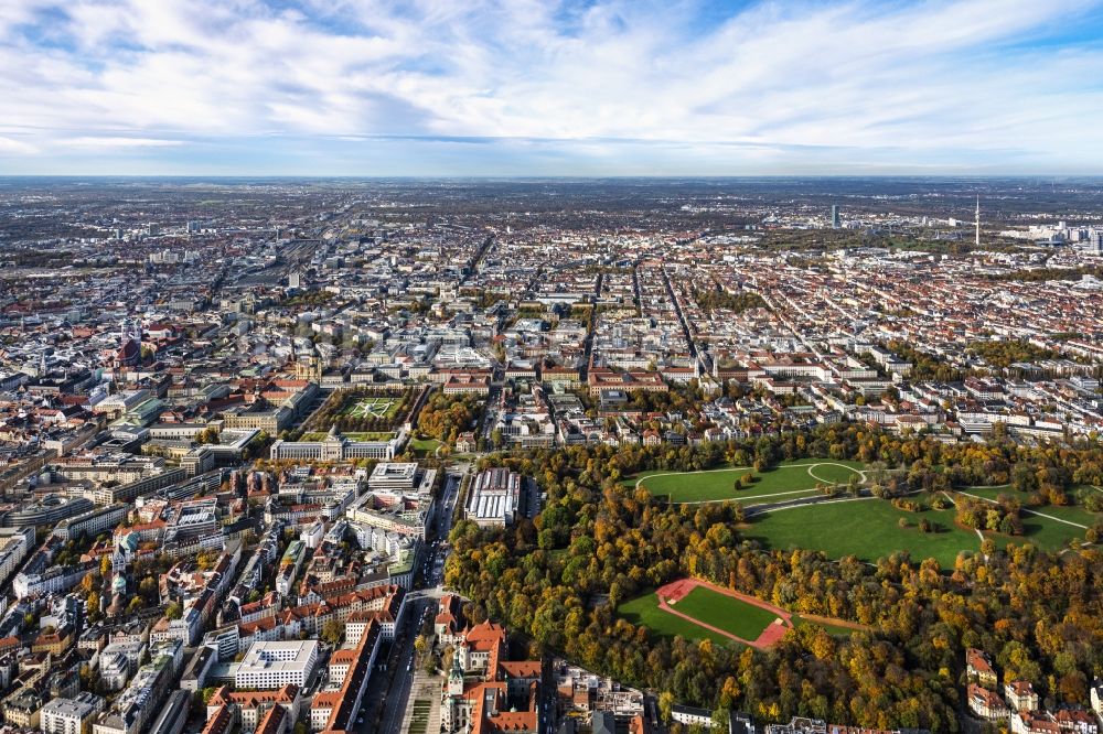 München von oben - Herbstluftbild Parkanlage Englischer Garten mit Blick nach Westen im Ortsteil Altstadt-Lehel in München im Bundesland Bayern, Deutschland