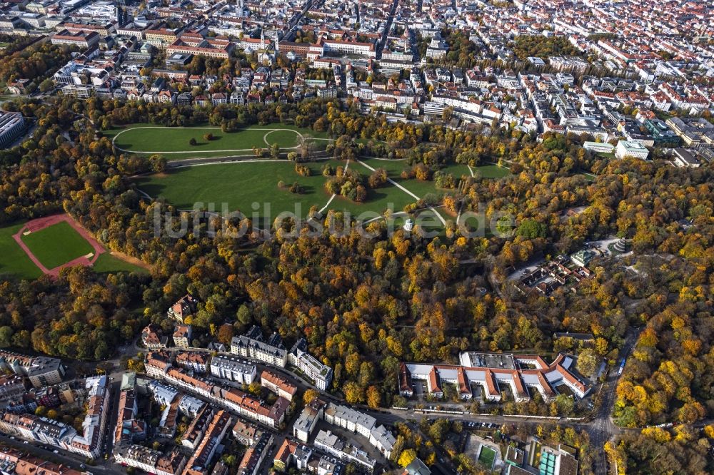 München von oben - Herbstluftbild Parkanlage Englischer Garten mit dem Monopterus und dem Chinesischen Turm im Ortsteil Altstadt-Lehel in München im Bundesland Bayern, Deutschland