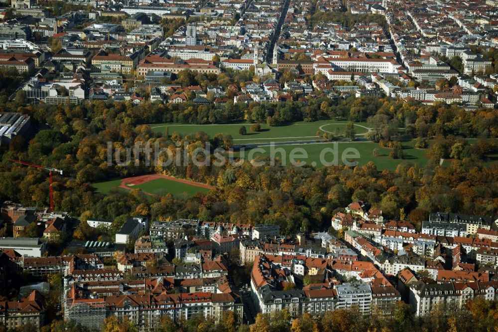 München von oben - Herbstluftbild Parkanlage Englischer Garten im Ortsteil Altstadt-Lehel in München im Bundesland Bayern, Deutschland
