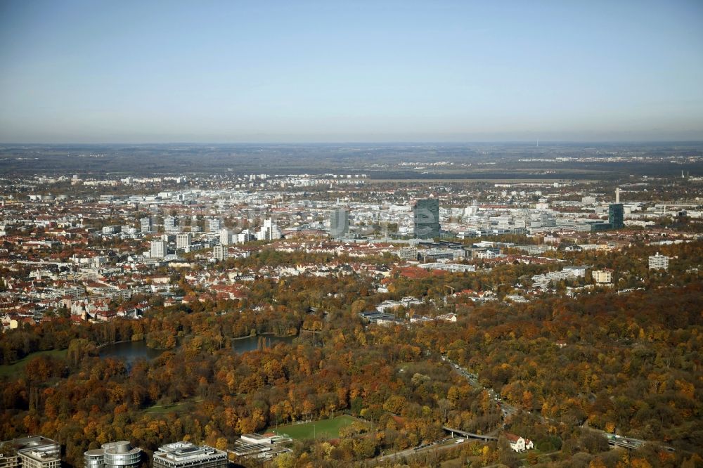Luftbild München - Herbstluftbild Parkanlage Englischer Garten im Ortsteil Schwabing-Freimann in München im Bundesland Bayern, Deutschland