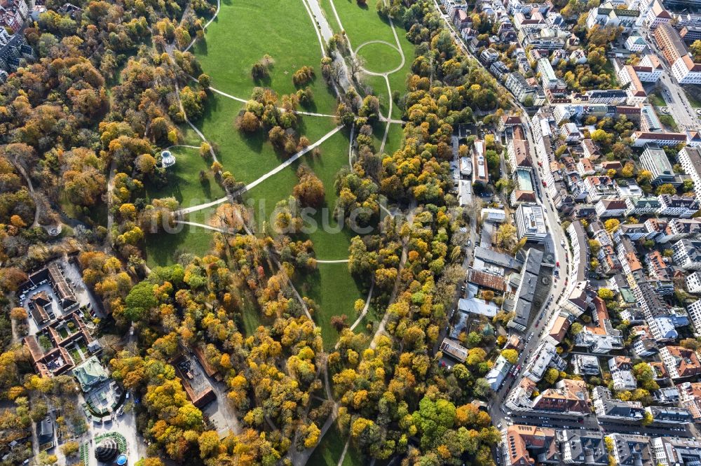Luftbild München - Herbstluftbild Parkanlage Englischer Garten zwischen Chinesischen Turm und Königinstraße in München im Bundesland Bayern, Deutschland