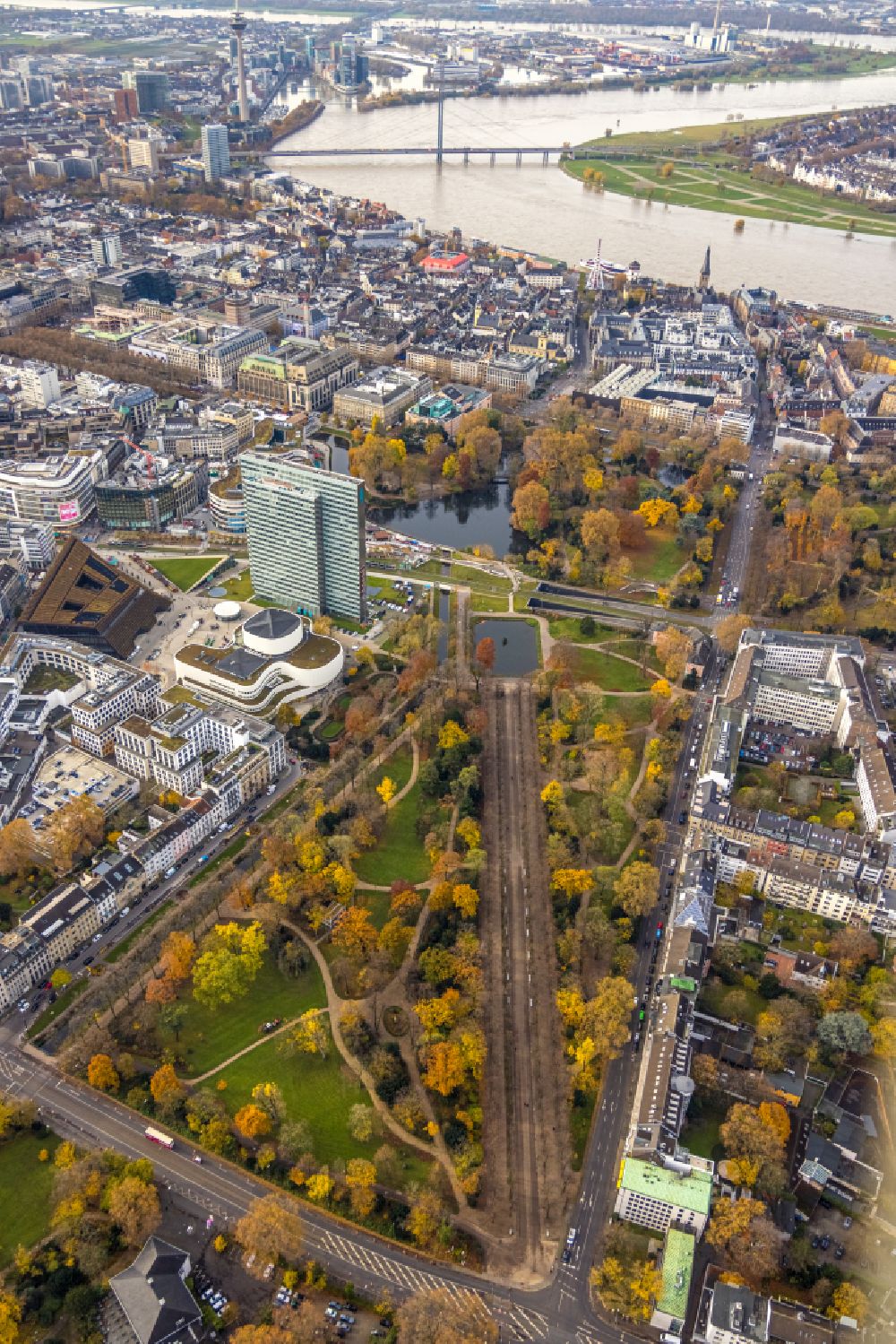 Luftbild Düsseldorf - Herbstluftbild Parkanlage Hofgarten im Ortsteil Pempelfort in Düsseldorf im Bundesland Nordrhein-Westfalen, Deutschland