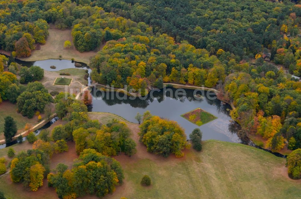 Luftbild Cottbus - Herbstluftbild Parkanlage Wasserpyramide und Landpyramide im Branitzer Park in Cottbus im Bundesland Brandenburg, Deutschland