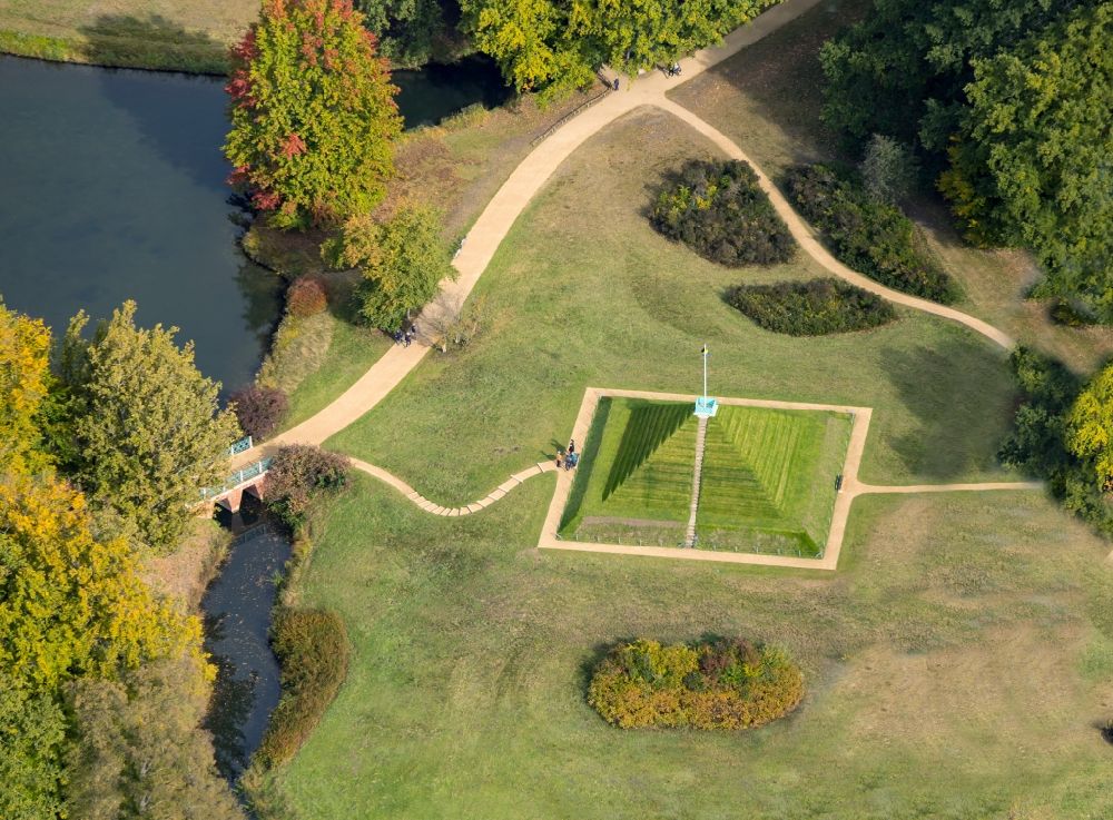 Luftaufnahme Cottbus - Herbstluftbild Parkanlage Wasserpyramide und Landpyramide im Branitzer Park in Cottbus im Bundesland Brandenburg, Deutschland