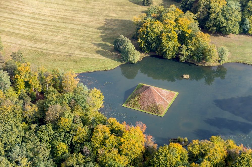 Cottbus aus der Vogelperspektive: Herbstluftbild Parkanlage Wasserpyramide und Landpyramide im Branitzer Park in Cottbus im Bundesland Brandenburg, Deutschland