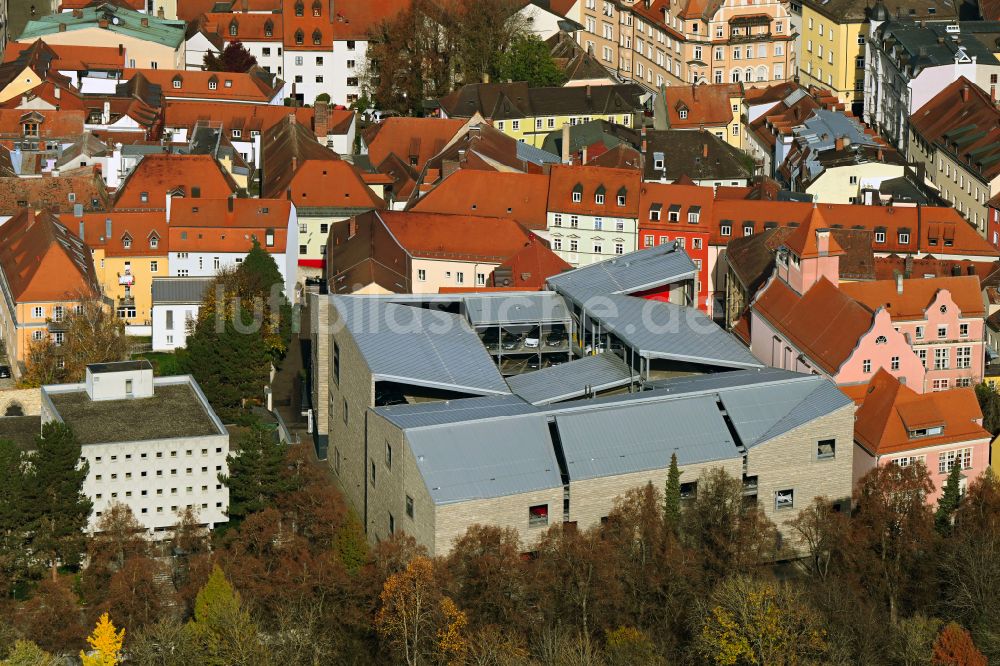 Luftbild Regensburg - Herbstluftbild Parkhaus am Petersweg in Regensburg im Bundesland Bayern, Deutschland