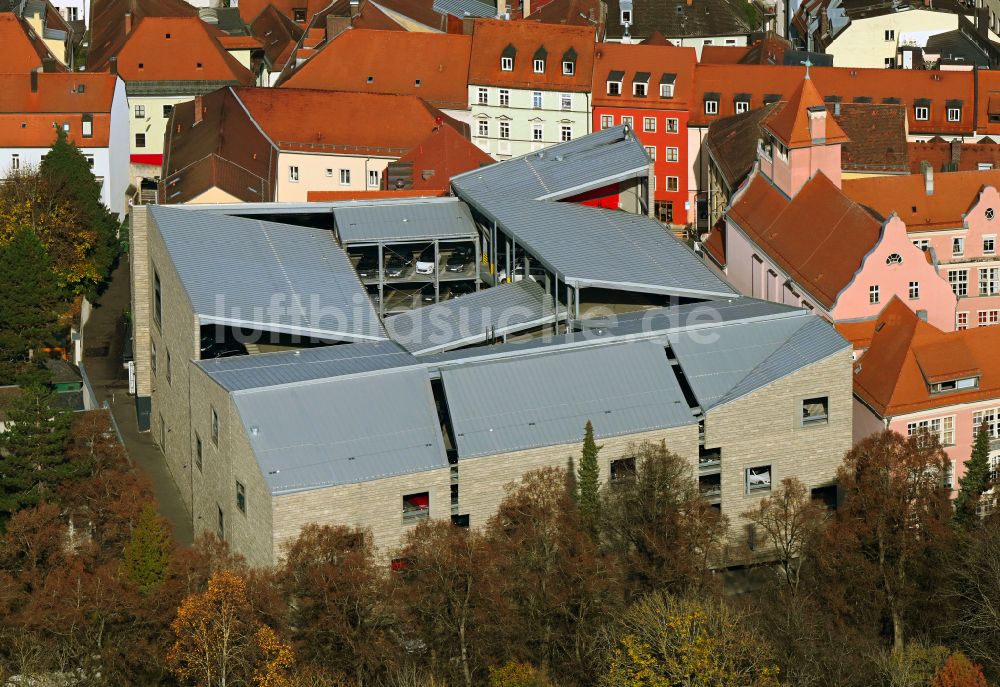 Luftaufnahme Regensburg - Herbstluftbild Parkhaus am Petersweg in Regensburg im Bundesland Bayern, Deutschland