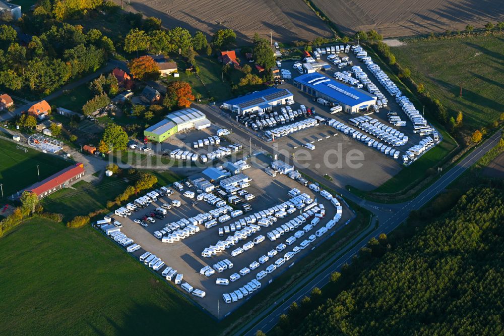 Kremmin von oben - Herbstluftbild Parkplatz und Abstellfläche für Automobile der Firma Caravan-Wendt in Kremmin im Bundesland Mecklenburg-Vorpommern