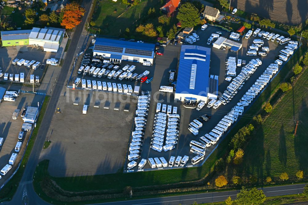 Luftbild Kremmin - Herbstluftbild Parkplatz und Abstellfläche für Automobile der Firma Caravan-Wendt in Kremmin im Bundesland Mecklenburg-Vorpommern