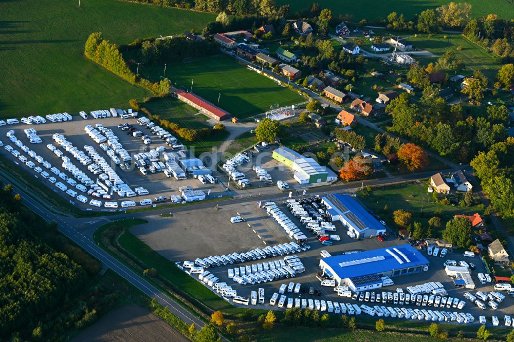 Kremmin von oben - Herbstluftbild Parkplatz und Abstellfläche für Automobile der Firma Caravan-Wendt in Kremmin im Bundesland Mecklenburg-Vorpommern