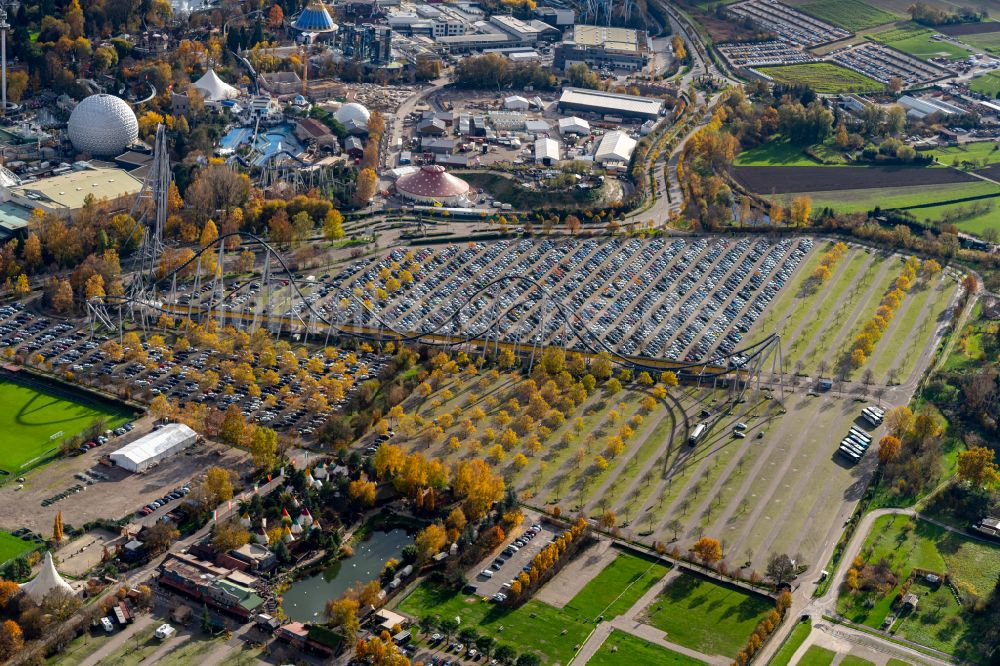 Luftaufnahme Rust - Herbstluftbild Parkplatz und Abstellfläche für Automobile in Rust im Bundesland Baden-Württemberg, Deutschland