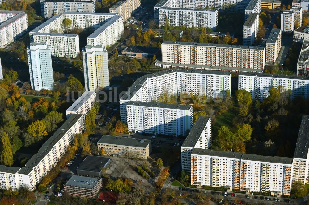 Luftbild Berlin - Herbstluftbild Plattenbau- Hochhaus- Wohnsiedlung Barther Straße - Falkenberger Chausee im Ortsteil Neu-Hohenschönhausen in Berlin, Deutschland