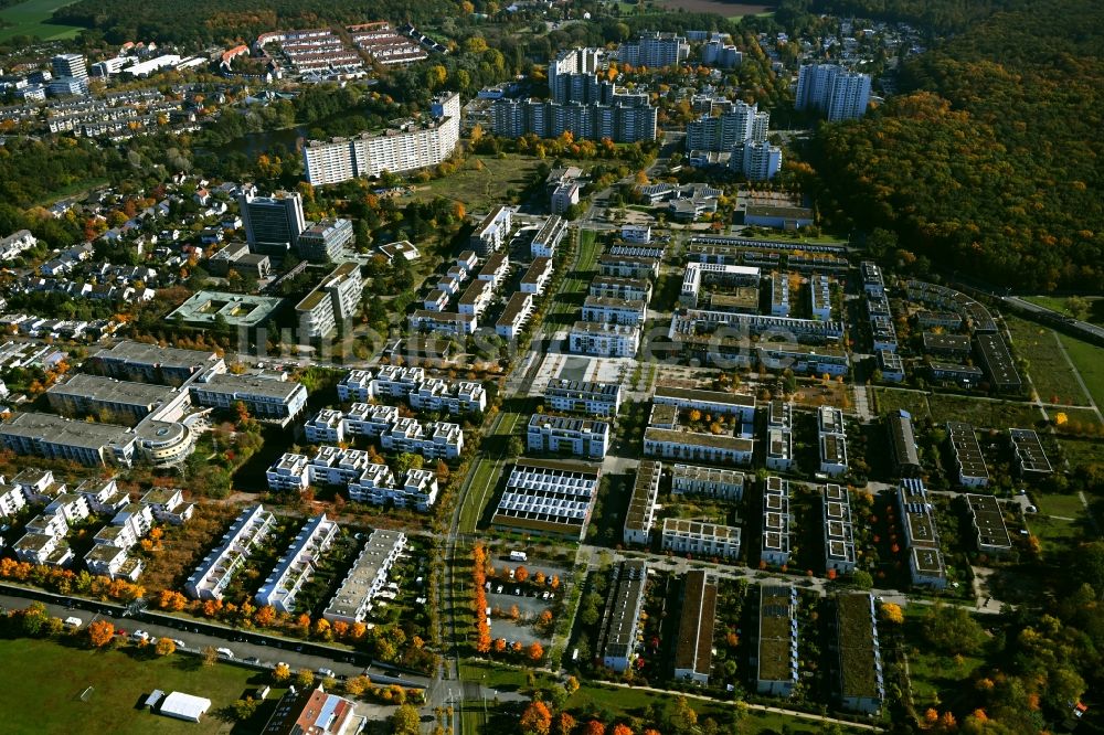 Luftaufnahme Darmstadt - Herbstluftbild Plattenbau- Hochhaus- Wohnsiedlung in Darmstadt im Bundesland Hessen, Deutschland