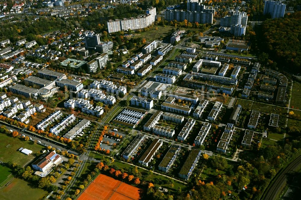Darmstadt aus der Vogelperspektive: Herbstluftbild Plattenbau- Hochhaus- Wohnsiedlung in Darmstadt im Bundesland Hessen, Deutschland
