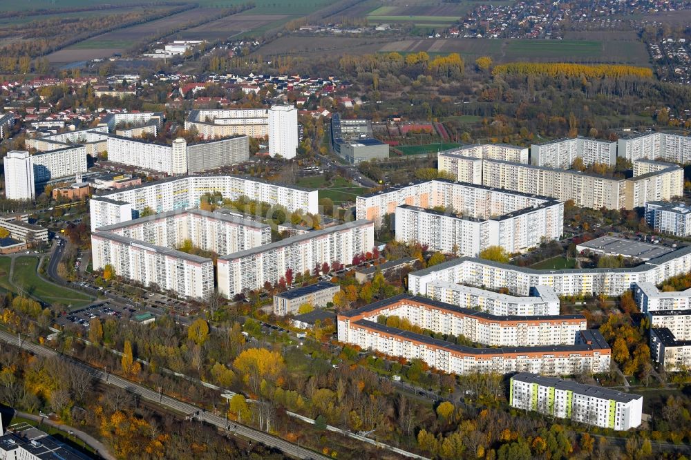 Luftbild Berlin - Herbstluftbild Plattenbau- Hochhaus- Wohnsiedlung entlang der Pablo-Picasso-Straße im Ortsteil Neu-Hohenschönhausen in Berlin, Deutschland