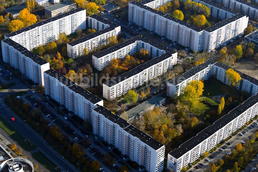Luftbild Berlin - Herbstluftbild Plattenbau- Hochhaus- Wohnsiedlung an der Falkenberger Chaussee im Ortsteil Neu-Hohenschönhausen in Berlin, Deutschland