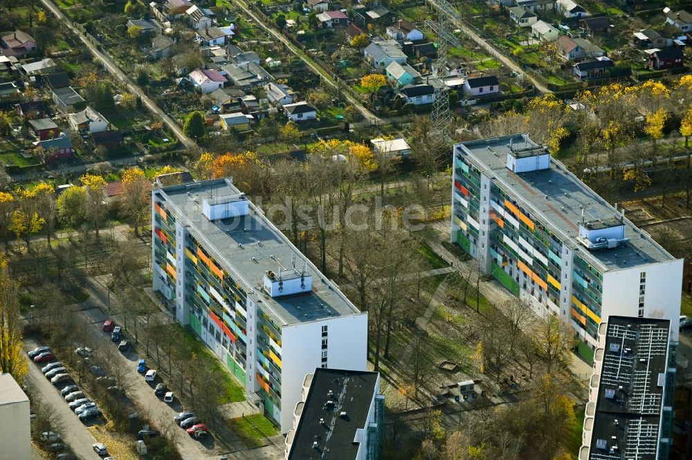 Luftbild Berlin - Herbstluftbild Plattenbau- Hochhaus- Wohnsiedlung an der Matenzeile im Ortsteil Neu-Hohenschönhausen in Berlin, Deutschland