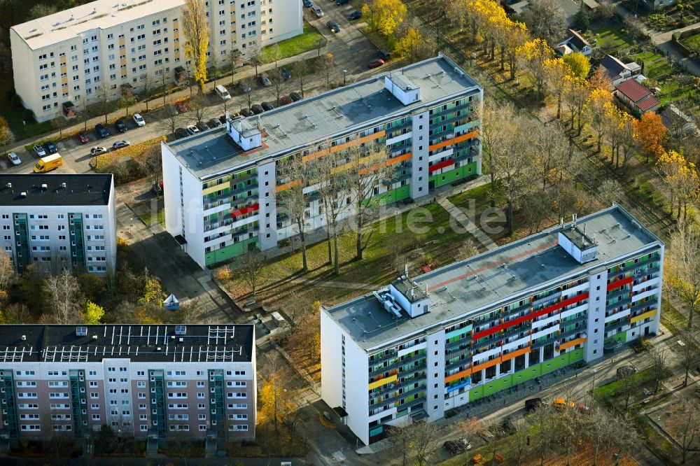 Luftaufnahme Berlin - Herbstluftbild Plattenbau- Hochhaus- Wohnsiedlung an der Matenzeile im Ortsteil Neu-Hohenschönhausen in Berlin, Deutschland