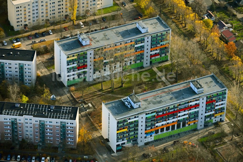 Berlin von oben - Herbstluftbild Plattenbau- Hochhaus- Wohnsiedlung an der Matenzeile im Ortsteil Neu-Hohenschönhausen in Berlin, Deutschland