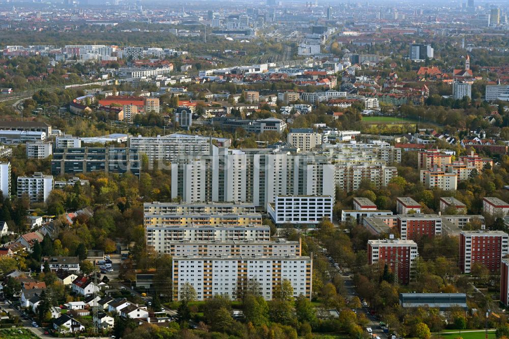 München von oben - Herbstluftbild Plattenbau- Hochhaus- Wohnsiedlung im Ortsteil Aubing in München im Bundesland Bayern, Deutschland