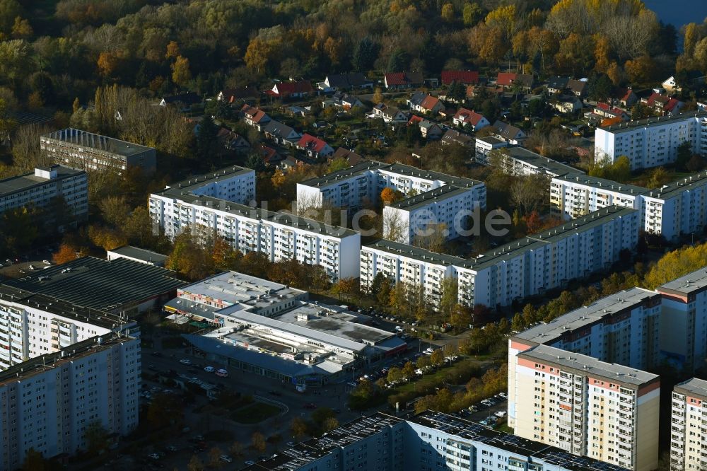 Berlin von oben - Herbstluftbild Plattenbau- Hochhaus- Wohnsiedlung im Ortsteil Neu-Hohenschönhausen in Berlin, Deutschland