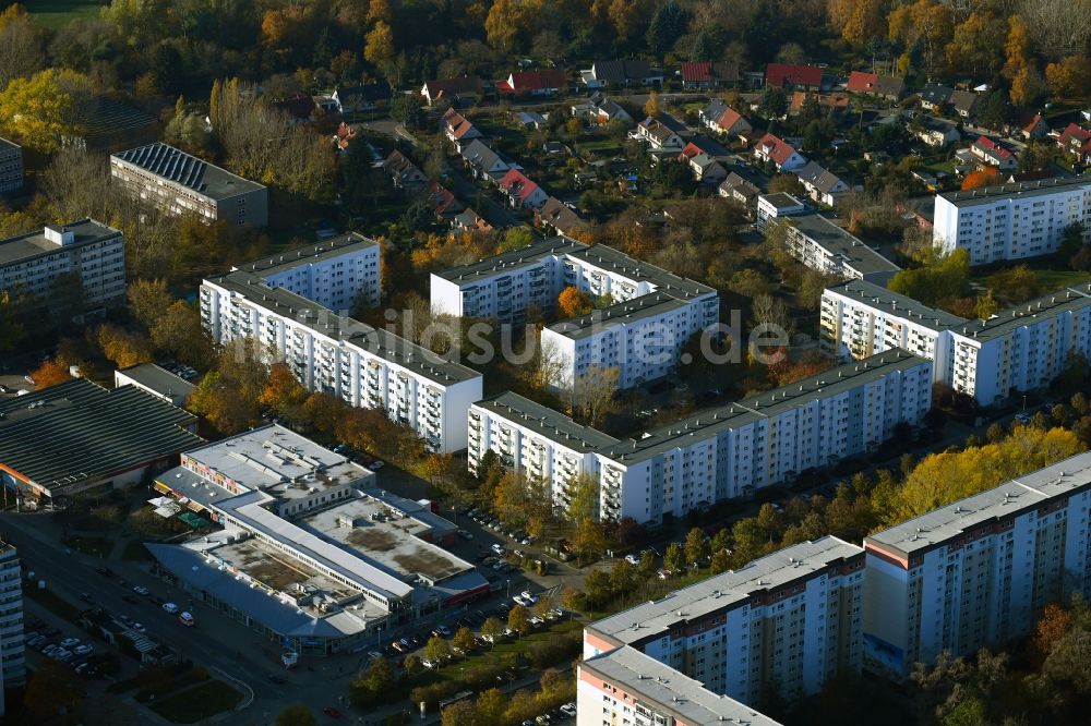 Luftbild Berlin - Herbstluftbild Plattenbau- Hochhaus- Wohnsiedlung im Ortsteil Neu-Hohenschönhausen in Berlin, Deutschland