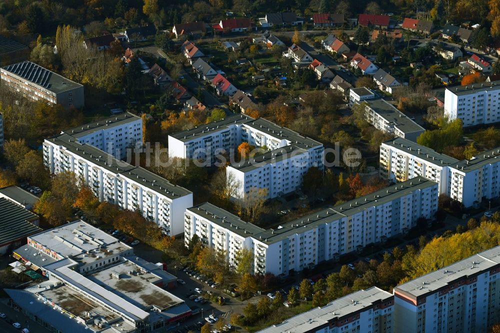 Luftaufnahme Berlin - Herbstluftbild Plattenbau- Hochhaus- Wohnsiedlung im Ortsteil Neu-Hohenschönhausen in Berlin, Deutschland