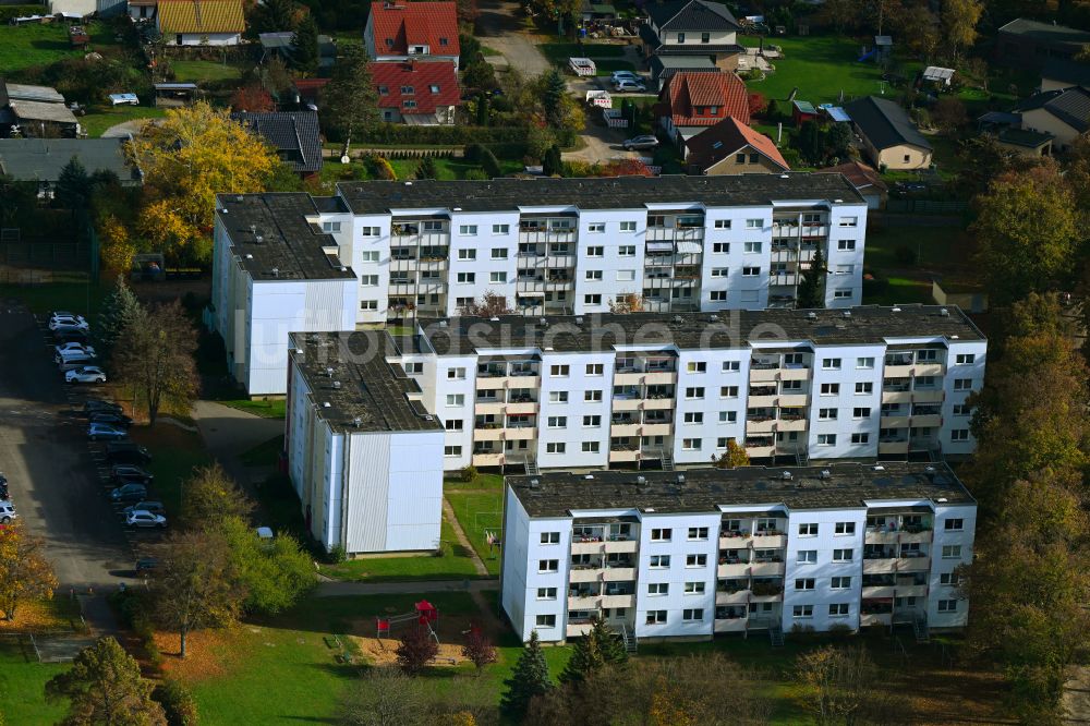 Luftaufnahme Werneuchen - Herbstluftbild Plattenbau- Hochhaus- Wohnsiedlung in Werneuchen im Bundesland Brandenburg, Deutschland
