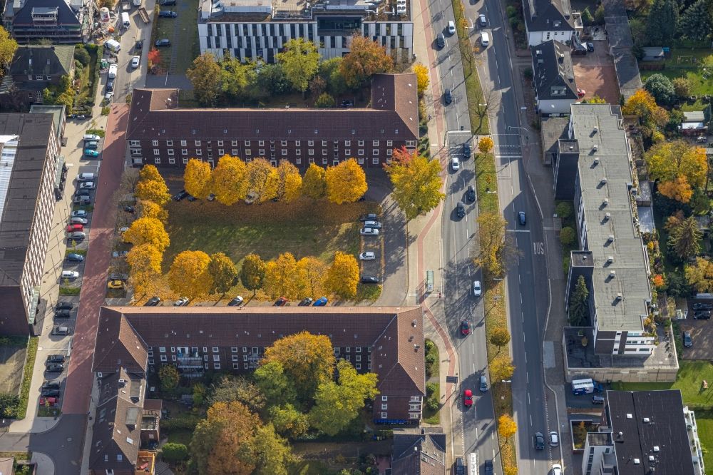 Bottrop aus der Vogelperspektive: Herbstluftbild Platz- Ensemble Hans-Sachs-Platz in Bottrop im Bundesland Nordrhein-Westfalen, Deutschland