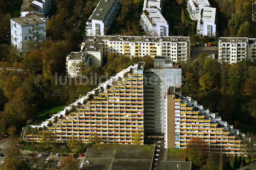 München aus der Vogelperspektive: Herbstluftbild Pyramidenförmige Hochhaus Pharao- Haus im Ortsteil Bogenhausen in München im Bundesland Bayern, Deutschland