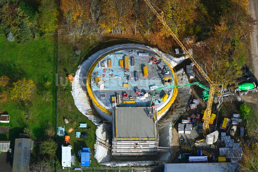 Werneuchen von oben - Herbstluftbild Reinwasserbehälter und Wasserspeicher - Neubau in Werneuchen im Bundesland Brandenburg, Deutschland