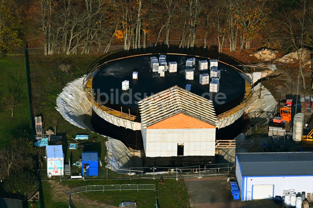 Werneuchen von oben - Herbstluftbild Reinwasserbehälter und Wasserspeicher - Neubau in Werneuchen im Bundesland Brandenburg, Deutschland