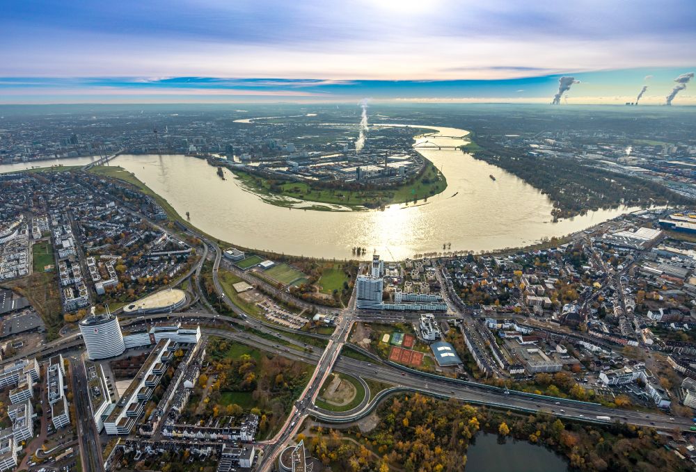 Düsseldorf von oben - Herbstluftbild Rheinschleife in Düsseldorf im Bundesland Nordrhein-Westfalen, Deutschland