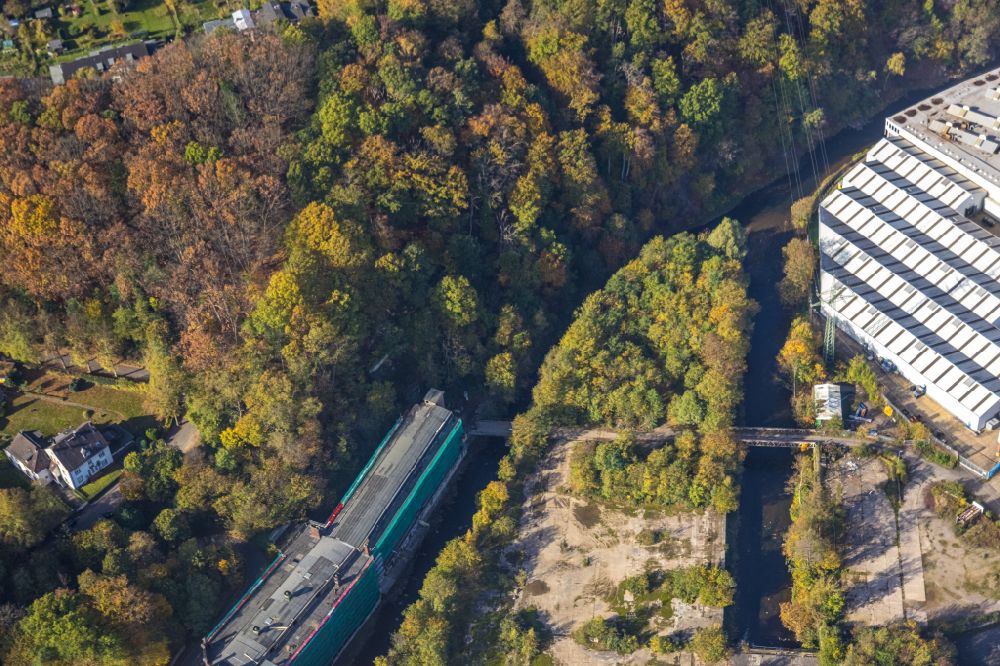 Luftaufnahme Hagen - Herbstluftbild Ruine der Gebäude und Hallen der alten Schraubenfabrik in Hagen im Bundesland Nordrhein-Westfalen, Deutschland