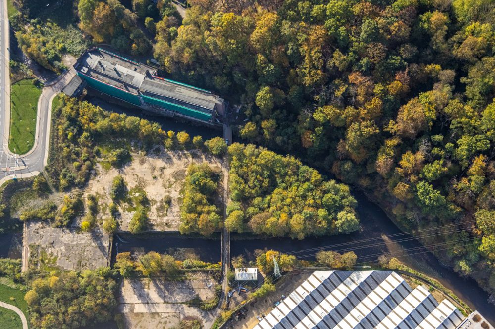 Hagen von oben - Herbstluftbild Ruine der Gebäude und Hallen der alten Schraubenfabrik in Hagen im Bundesland Nordrhein-Westfalen, Deutschland