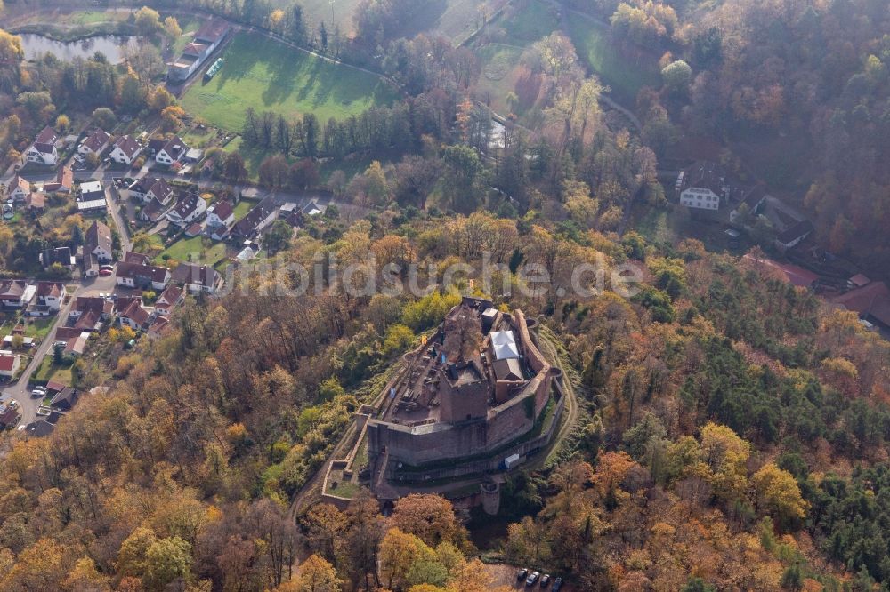 Klingenmünster von oben - Herbstluftbild der Ruine und Mauerreste der ehemaligen Burganlage Burg Landeck in Klingenmünster im Bundesland Rheinland-Pfalz, Deutschland