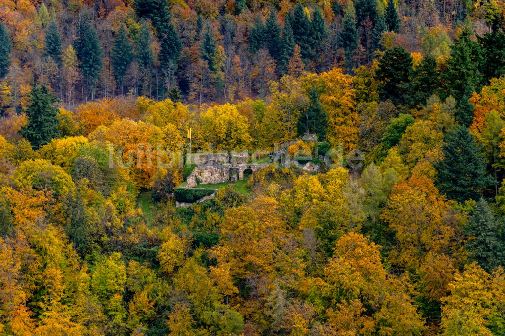 Herbolzheim von oben - Herbstluftbild Ruine und Mauerreste der ehemaligen Burganlage der Veste Kirnburg Bleichheim in Herbolzheim im Bundesland Baden-Württemberg, Deutschland