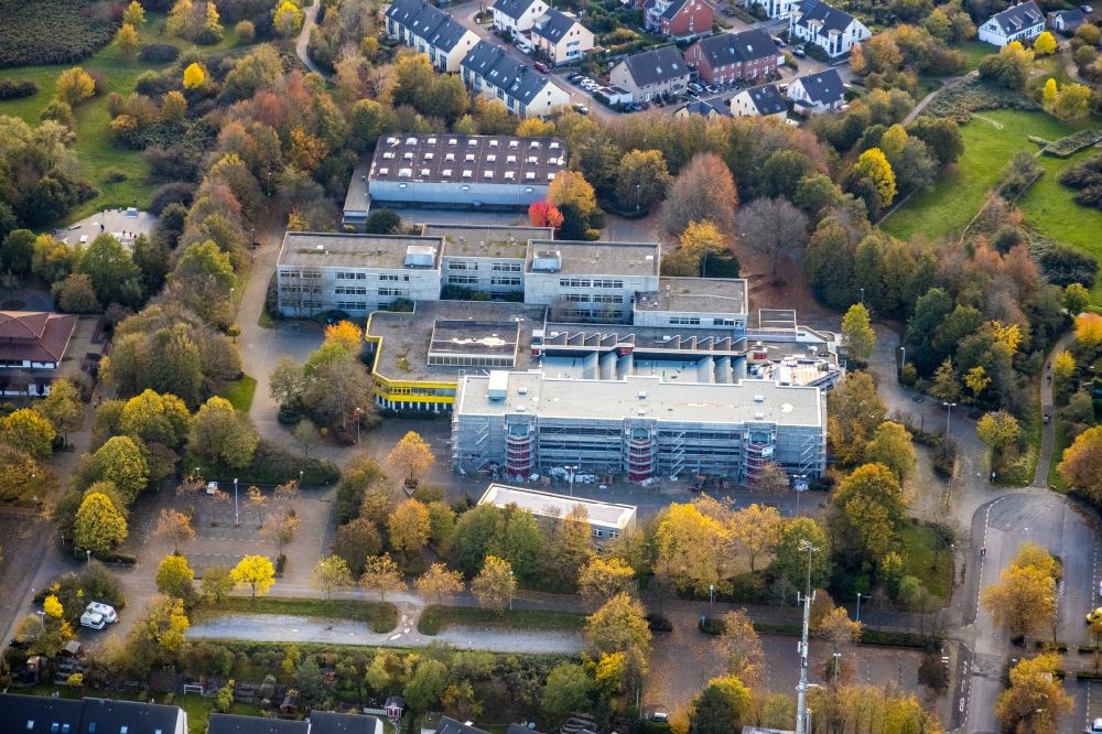 Luftbild Mülheim an der Ruhr - Herbstluftbild Sanierung eines Gebäudekomplexes der Gesamtschule Saarn an der Lehnerstraße in Mülheim an der Ruhr im Bundesland Nordrhein-Westfalen, Deutschland