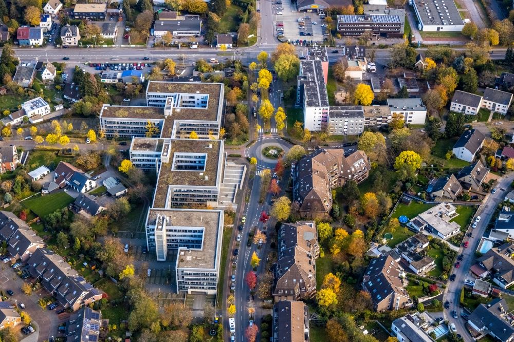 Luftaufnahme Mülheim an der Ruhr - Herbstluftbild Sanierung eines Gebäudekomplexes der Gesamtschule Saarn an der Lehnerstraße in Mülheim an der Ruhr im Bundesland Nordrhein-Westfalen, Deutschland