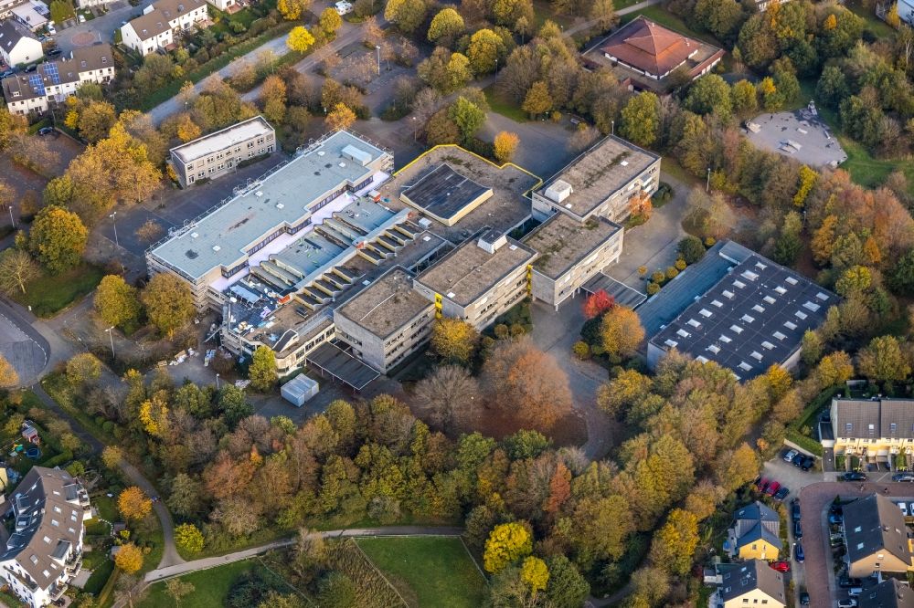 Mülheim an der Ruhr von oben - Herbstluftbild Sanierung eines Gebäudekomplexes der Gesamtschule Saarn an der Lehnerstraße in Mülheim an der Ruhr im Bundesland Nordrhein-Westfalen, Deutschland