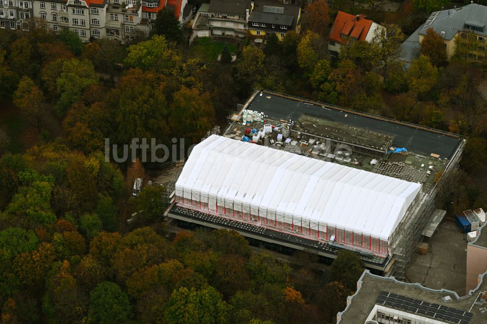 Luftaufnahme München - Herbstluftbild Sanierung der Mensa - Cafeteria Mensa Leopoldstraße in München im Bundesland Bayern, Deutschland